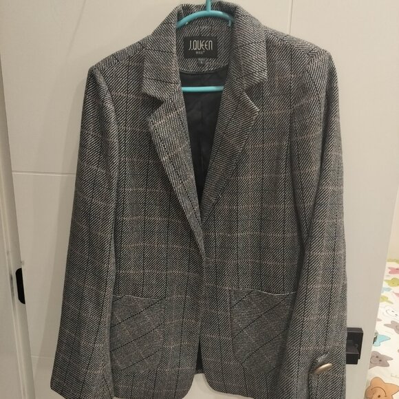 Stylish Women’s Plaid Blazer & Shorts Set – Size S - Picture 3 of 3